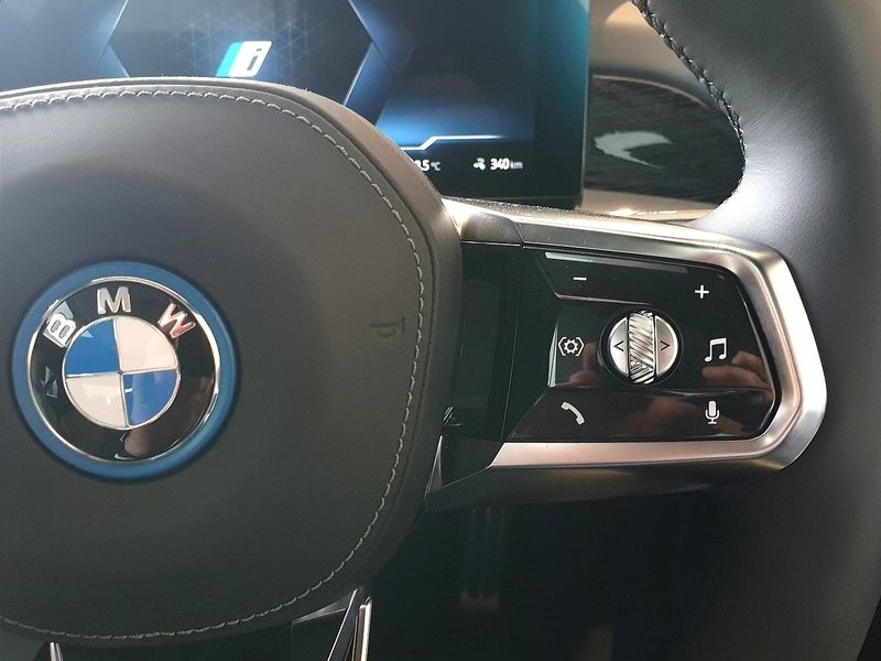 More views of BMW i7