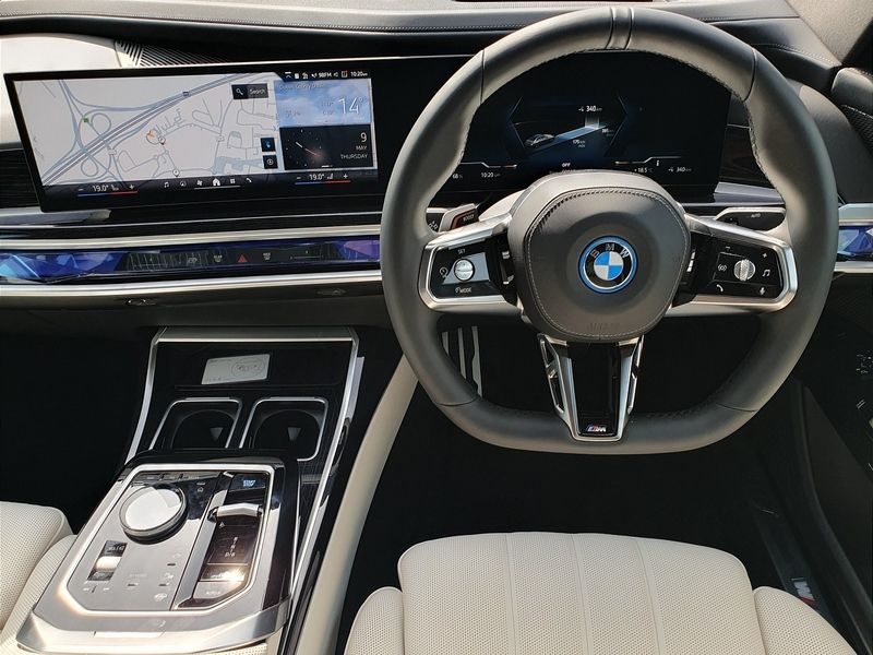 More views of BMW i7