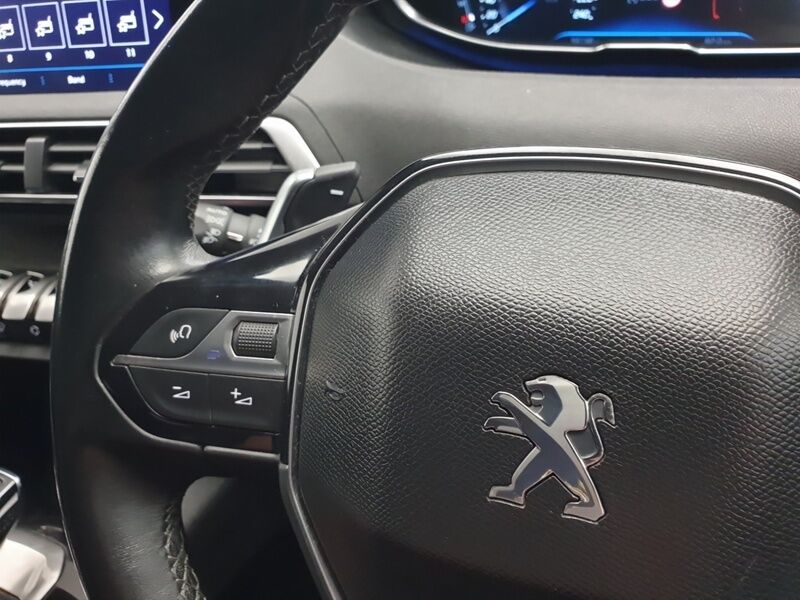 More views of Peugeot 5008