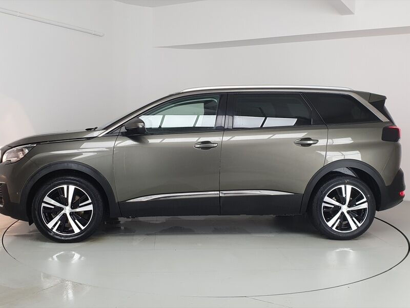 More views of Peugeot 5008