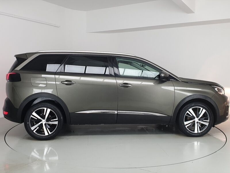 More views of Peugeot 5008