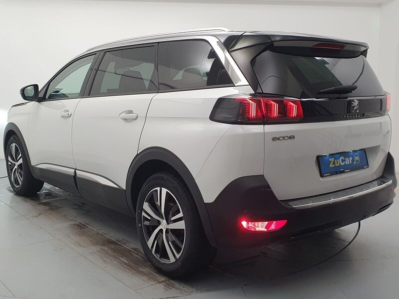 More views of Peugeot 5008