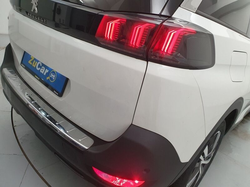 More views of Peugeot 5008