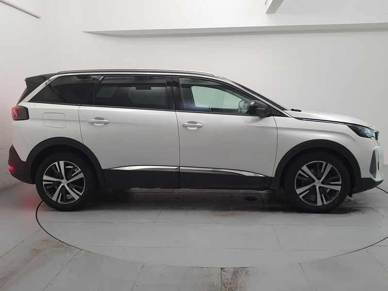 More views of Peugeot 5008