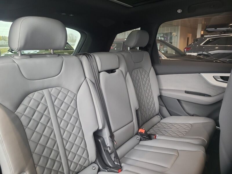 More views of Audi Q7