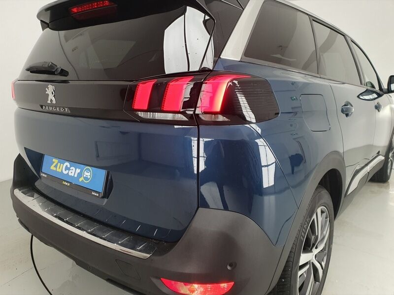 More views of Peugeot 5008