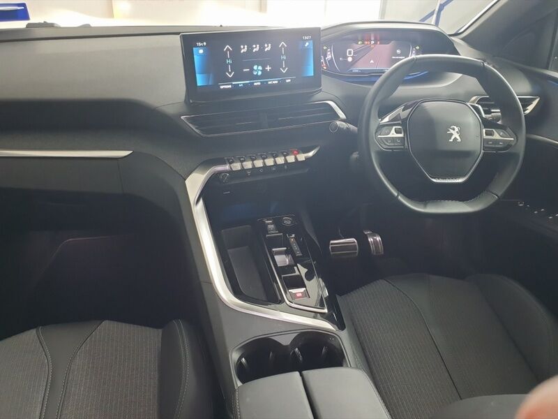 More views of Peugeot 5008