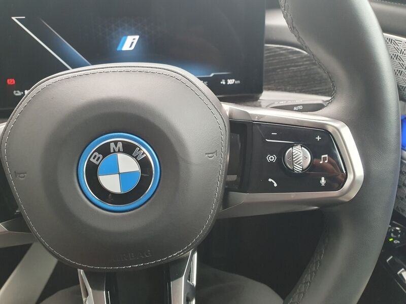 More views of BMW i7