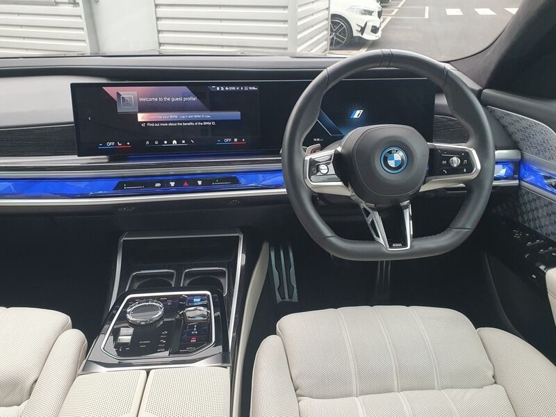 More views of BMW i7