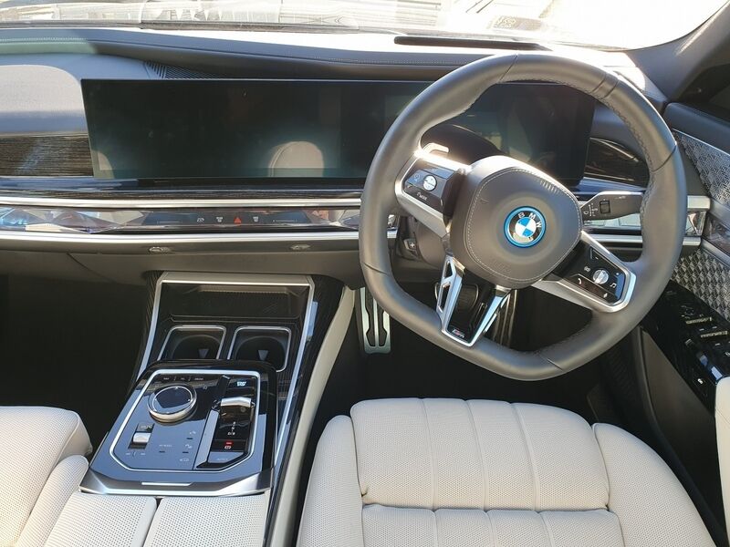 More views of BMW i7